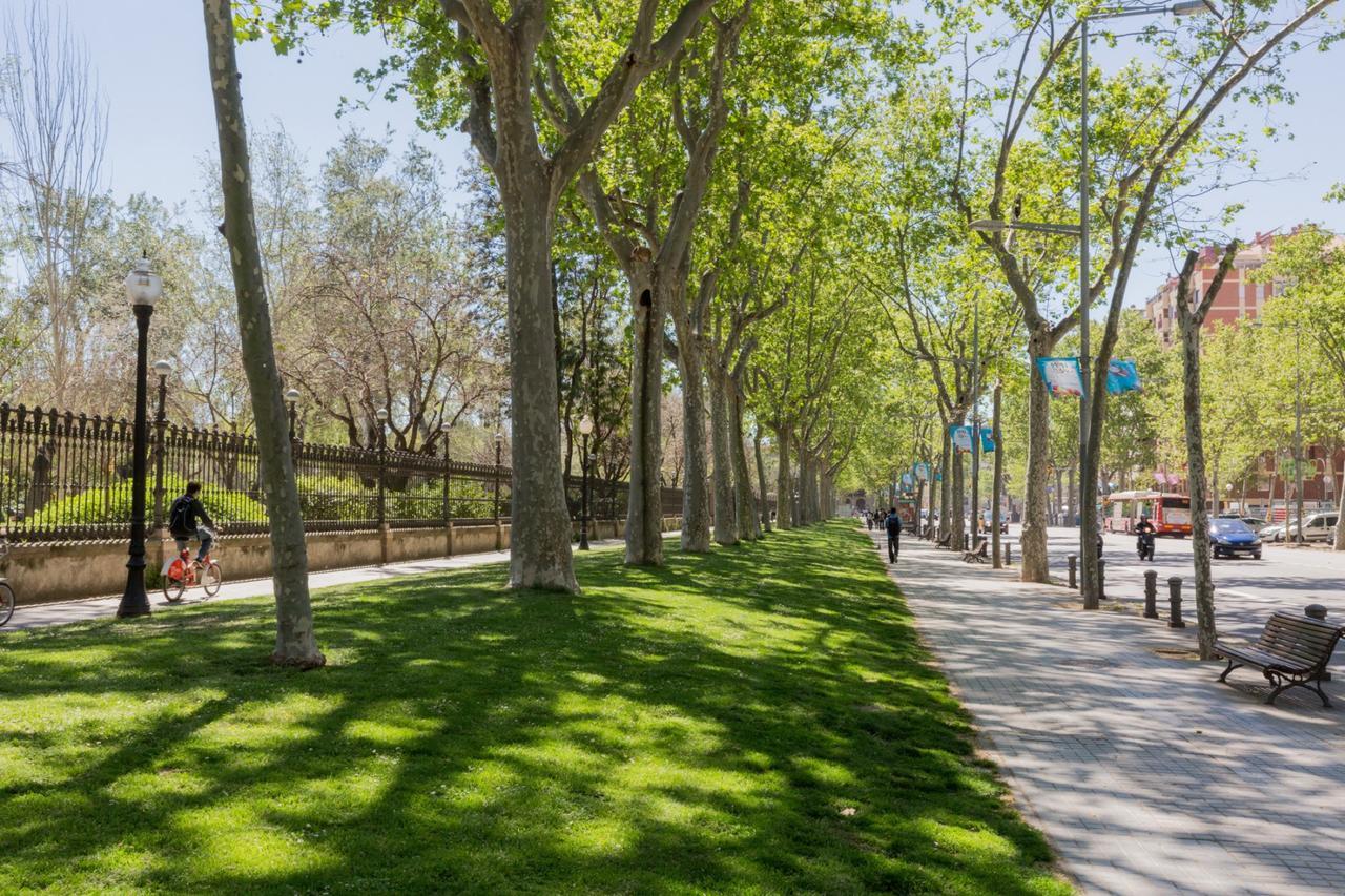 The Family Host - Lost Garden Ciutadella Park Barcelona Bilik gambar